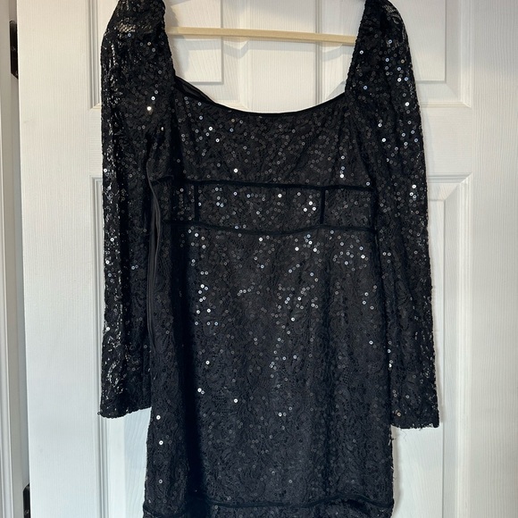 Elegant Black Lace Mini Dress - Picture 4 of 4